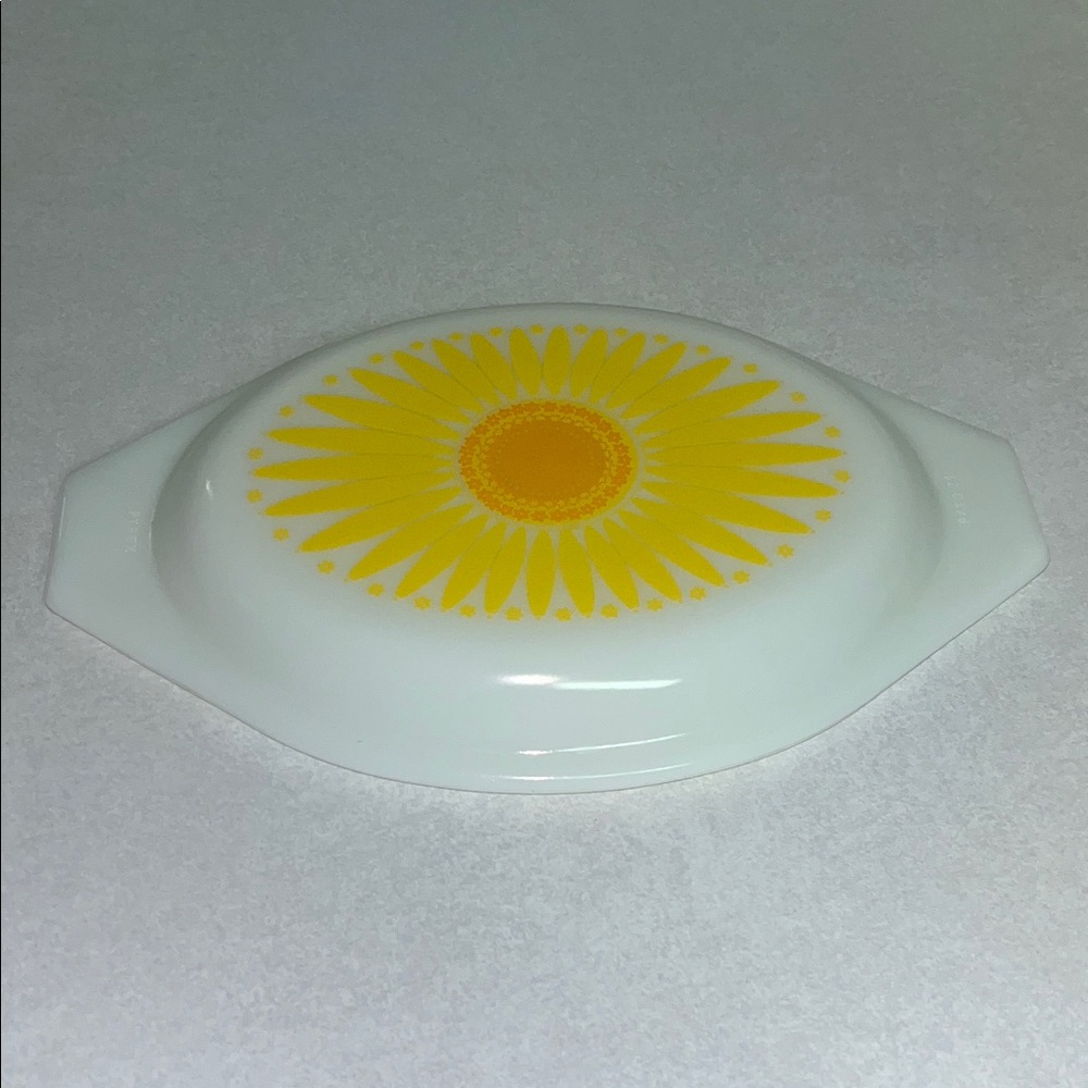 Vintage yellow daisy Pyrex, lid only, 043